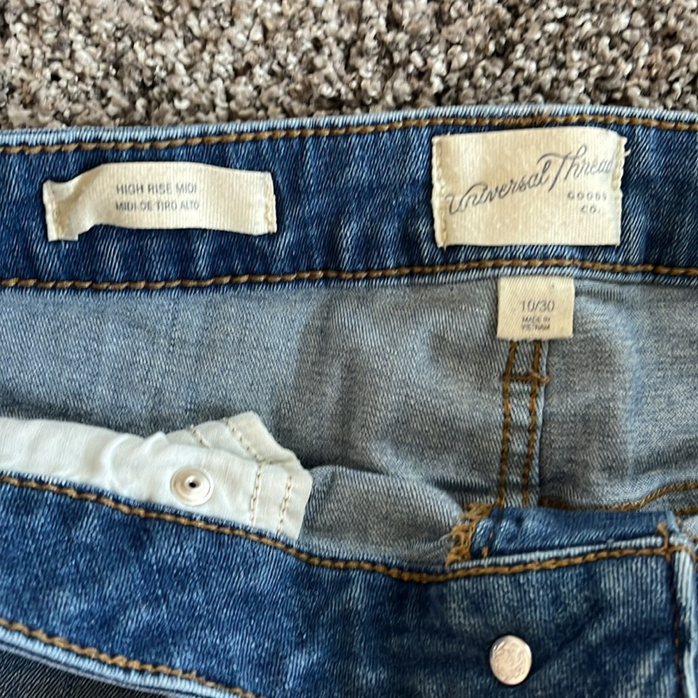 Universal Thread Shorts - Picture 2 of 3